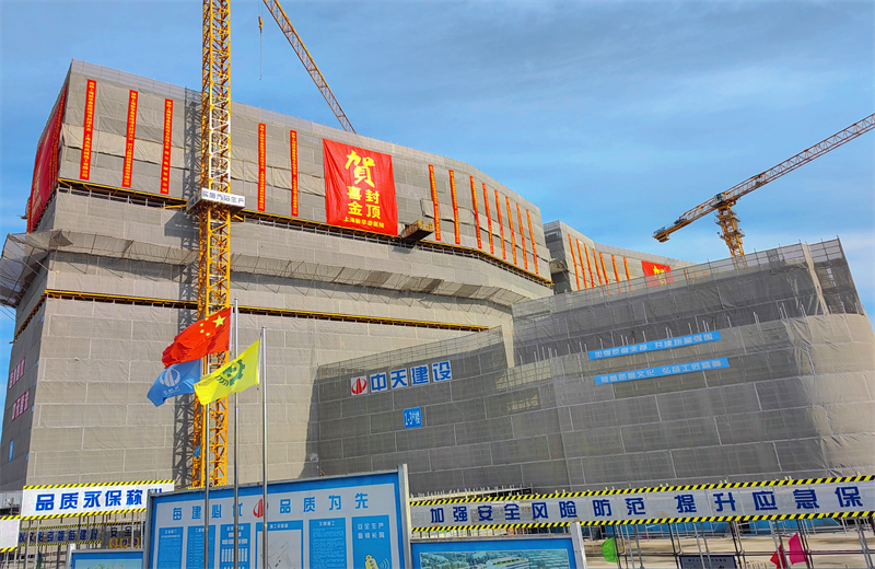 2024年10月30日，快盈lll三建上海新华泰医院项目主体封顶。